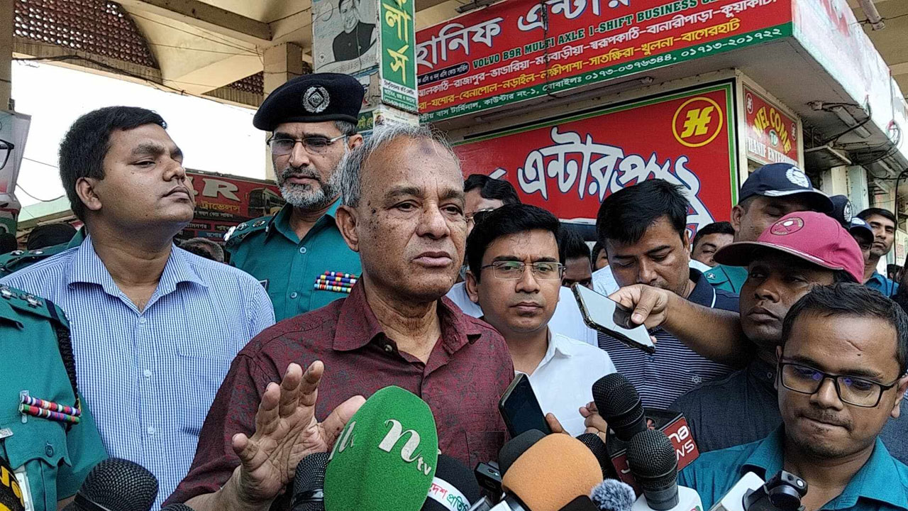 ঈদের ফাঁকা ঢাকায় হুমকি নেই : স্বরাষ্ট্র উপদেষ্টা